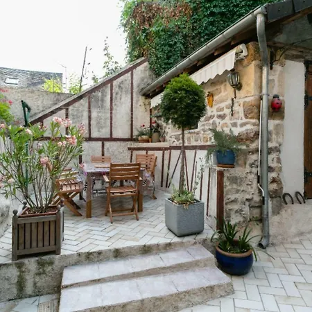Maison Sans Vis à Vis Dans Centre Historique Terrasson